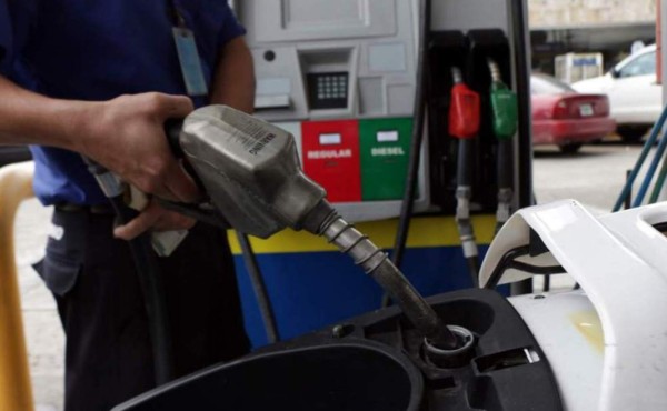 Anuncian quinta rebaja en los precios de combustibles en Honduras