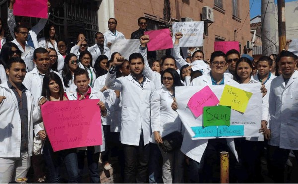 Estudiantes de medicina protestan frente a la Secretaría de Salud