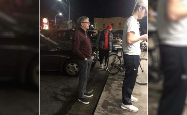 La foto viral de Bill Gates haciendo fila por una hamburguesa