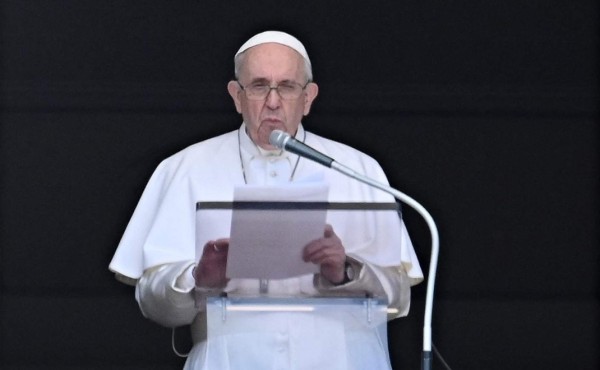 Papa afirma al pueblo cubano que está 'cerca' en estos 'momentos difíciles' y pide 'diálogo'
