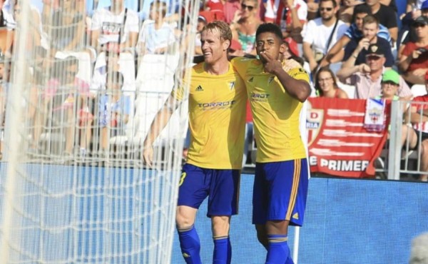 'Choco' Lozano anota su primer gol con el Cádiz de la segunda de España