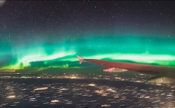 Pasajero graba una tormenta geomagnética desde la ventana de un avión