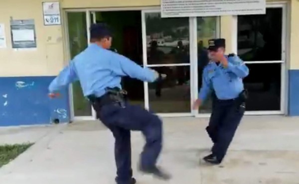 ¡Viral! Policías de Honduras se lanzan patadas en 'entrenamiento de karate'