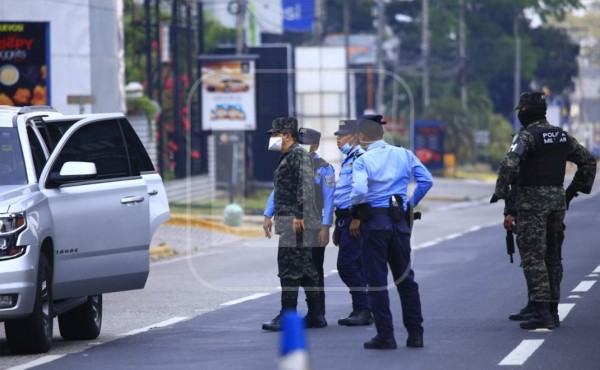 Detenidos, decomiso de vehículos y salvoconductos falsos durante cierre absoluto en San Pedro Sula