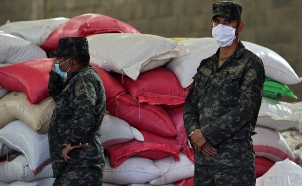 Militares de Honduras distribuyen alimentos entre 800,000 familias pobres