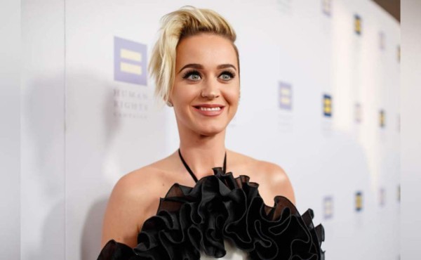 Katy Perry sorprendió al salir a la calle a vender postres