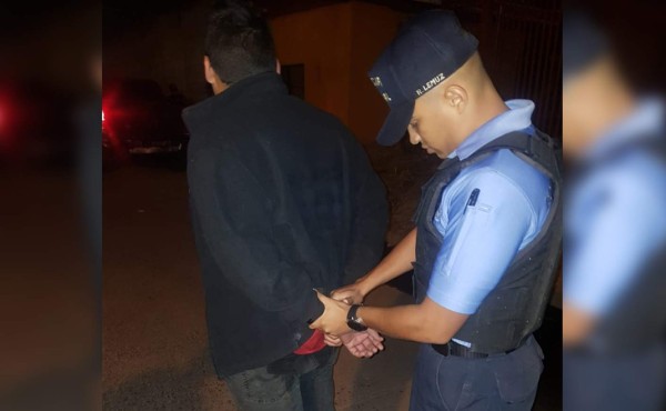 Arrestan a ciudadano sospechoso del delito de robo de vehículo