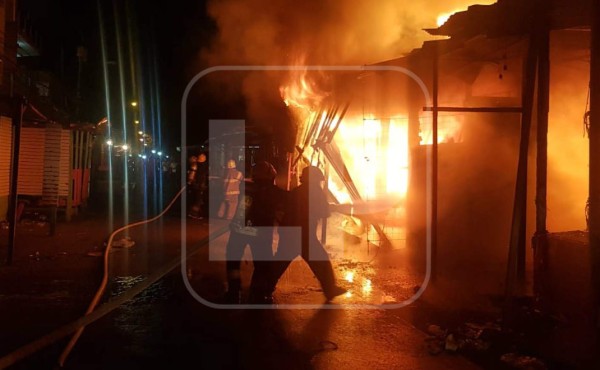 Incendio consume cinco puestos de ropa en mercado de San Pedro Sula