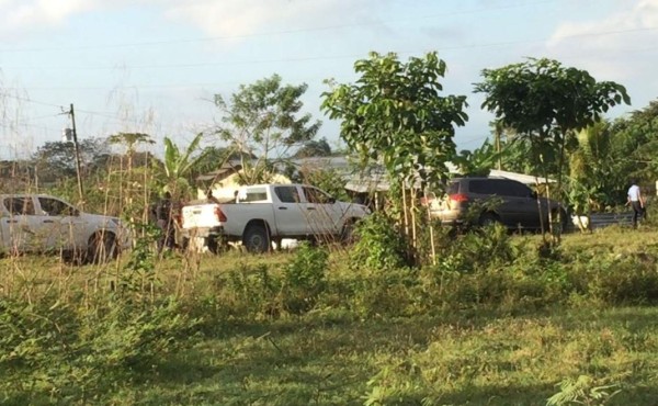 Agentes Tigres y de la Policía Militar inspeccionan carros en Santa Rita, Yoro.