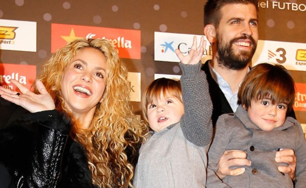 Piqué se come a besos a Sasha