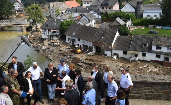 Merkel recorre zona de inundaciones que dejan más de 180 muertos en Europa  