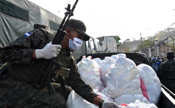 Militares de Honduras distribuyen alimentos entre 800,000 familias pobres