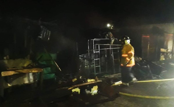 Incendio deja en cenizas seis negocios en La Ceiba