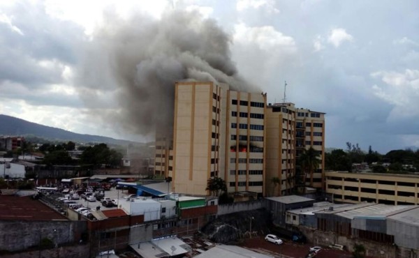 Incendio consume torre de ministerio de Hacienda en El Salvador  