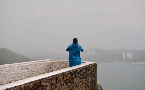 Huracán Max toca tierra y causa tormentas fuertes en México