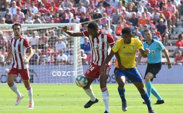 'Choco' Lozano anota su primer gol con el Cádiz de la segunda de España