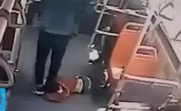 Un hombre da brutal golpiza a niño en bus y levanta polémica