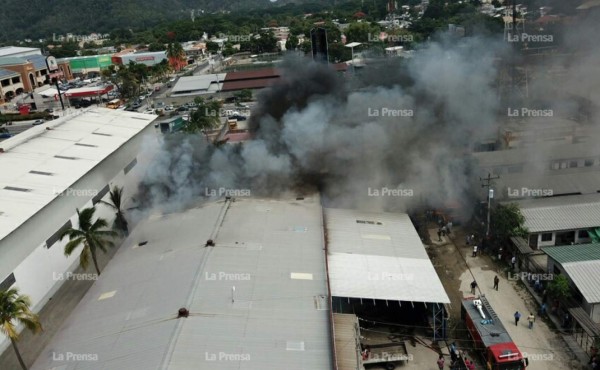 Voraz incendio consume procesadora de plásticos al norte de San Pedro Sula