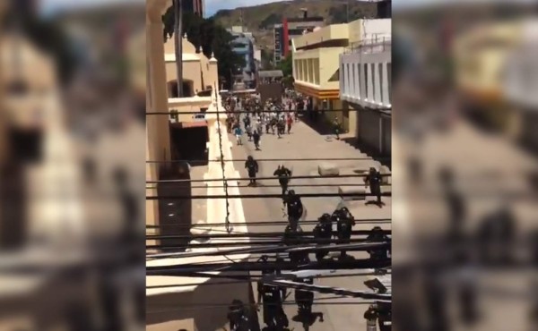 Video: Vuelven a llover las piedras; municipales y vendedores arman zafarrancho en Tegucigalpa