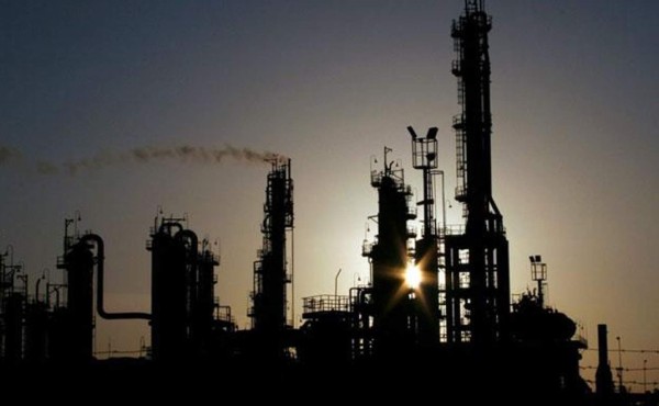 Precios del petróleo se disparan luego de ataque de EUA en Siria