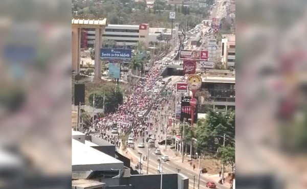 Maestros y médicos marchan en el bulevar Suyapa