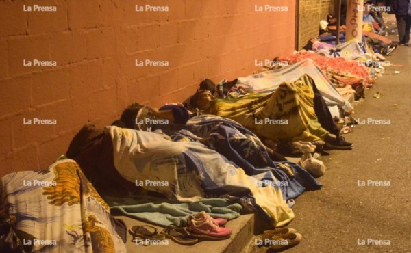 La caravana migrante duerme en calles de Guatemala
