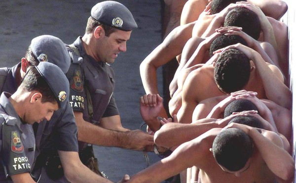 Al menos 27 presos huyen de una cárcel en Brasil