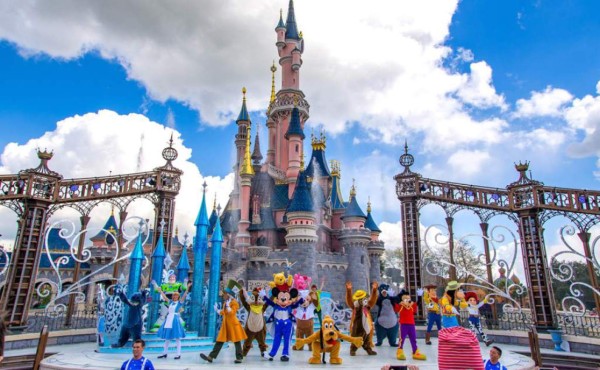 Cientos de trabajadores de Disney exigen ayuda en EEUU tras ser despedidos  