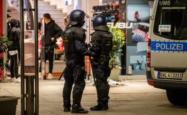Una decena de policías heridos durante disturbios en Stuttgart, Alemania