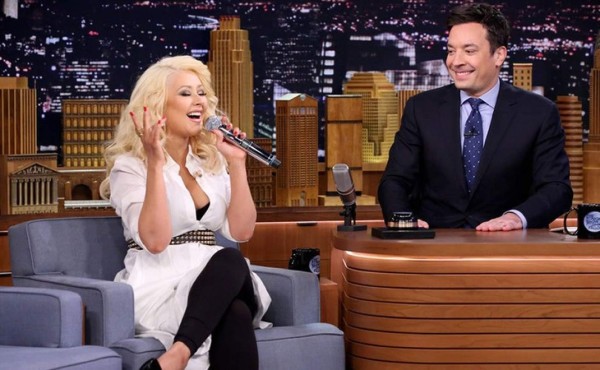 Christina Aguilera imita a Britney Spears y Shakira