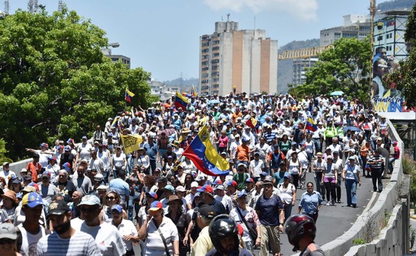 Guaidó eleva la presión popular contra un Maduro asediado por EEUU