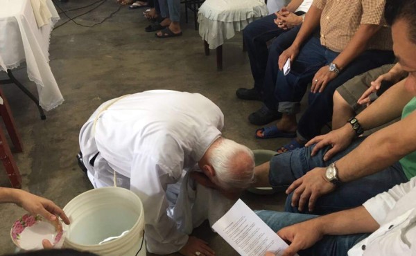 Obispo Garachana lava los pies a 12 reclusos del Centro Penal