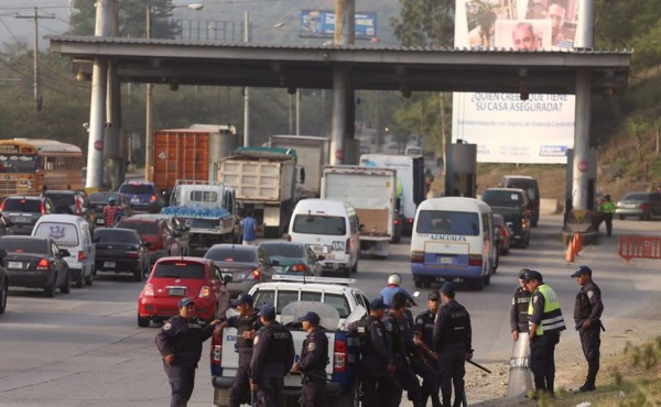 Policías y militares vigilan carreteras para evitar tomas