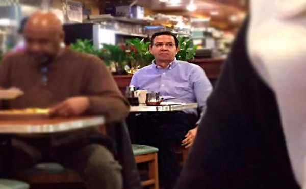 Circulan fotografías de Rafael Callejas en restaurante de Nueva York