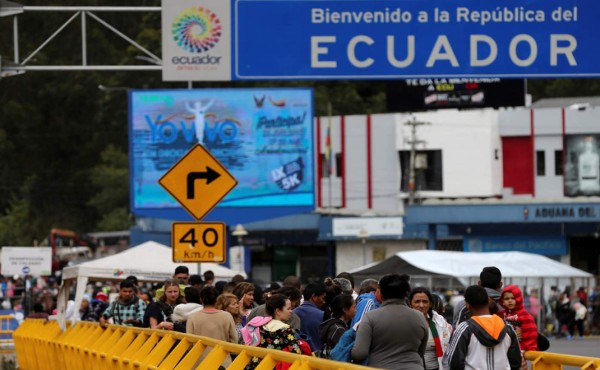 Inmigrantes venezolanos se agolpan en la frontera de Ecuador para llegar a Perú