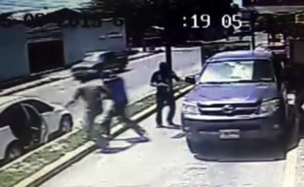 Honduras: Video capta asalto a mujer en un autoservicio