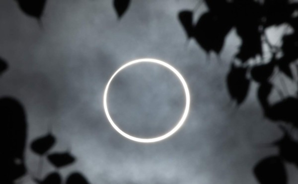 Eclipse anular: un 'anillo de fuego' atrae a miles de personas en Asia