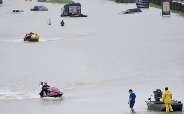 EUA espera dos días más de lluvias 'catastróficas' por Harvey