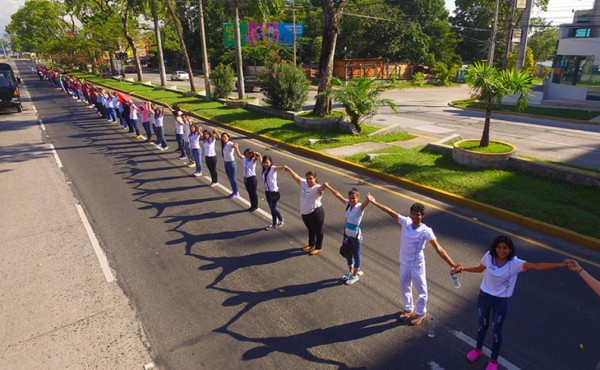 Tomados de la mano, más de 10 mil hondureños le dicen sí a la vida