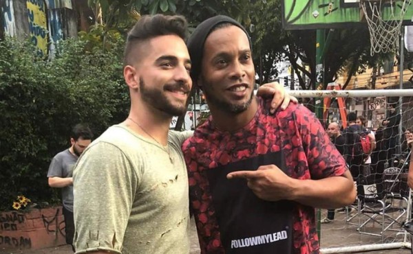 Maluma y Ronaldinho se 'echan un partido'