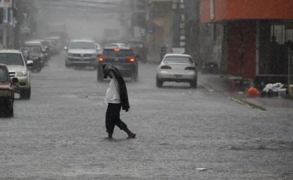 Frente frío provoca lluvias este martes en casi todo el país