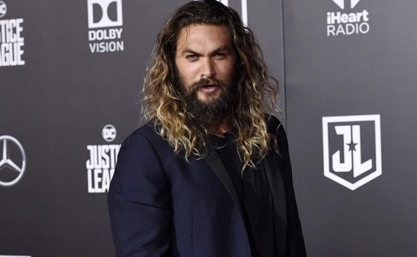 'Incendio' en avión de Jason Momoa los obliga a realizar un aterrizaje de emergencia