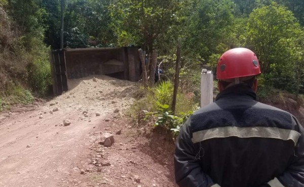 Menor de 15 años muere aplastado por una volqueta en Valle de Ángeles
