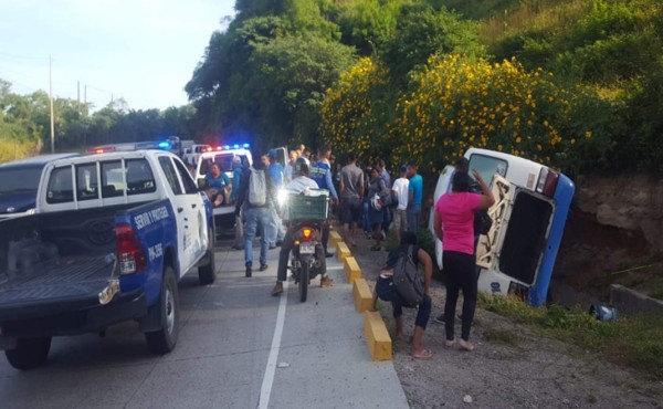 Volcamiento de autobús deja saldo de 16 heridos en carretera CA-5