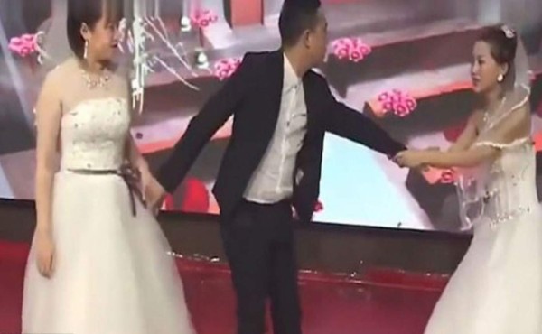 Mujer llegó vestida de novia a la boda de su ex para rogarle que se casara con ella