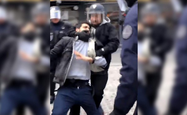Guardaespaldas de Macron golpea a un estudiante