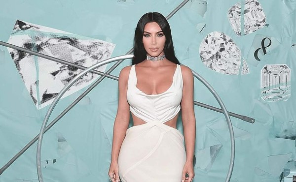 Kim Kardashian destaca sus ojos posando sin ropa