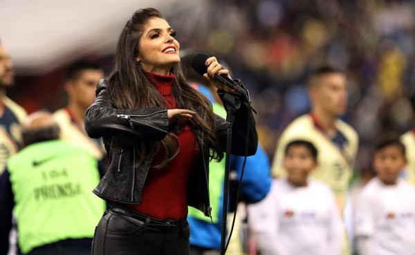 Ana Bárbara comete error garrafal al entonar el Himno Nacional en la final de la Liga MX