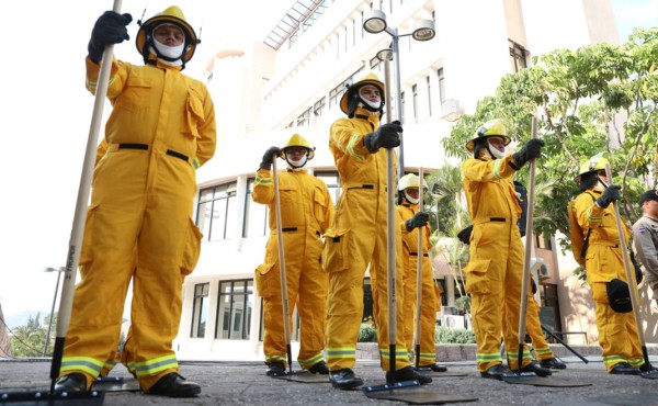 Bomberos reciben equipos de protección para combatir incendios forestales