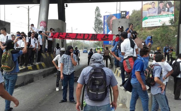 Estudiantes protestan contra alfabetización en San Pedro Sula